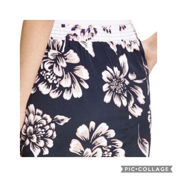 BAND OF GYPSIES NWT Navy & White Floral Pom Pom Hem Skirt Size Medium - Picture 3 of 3